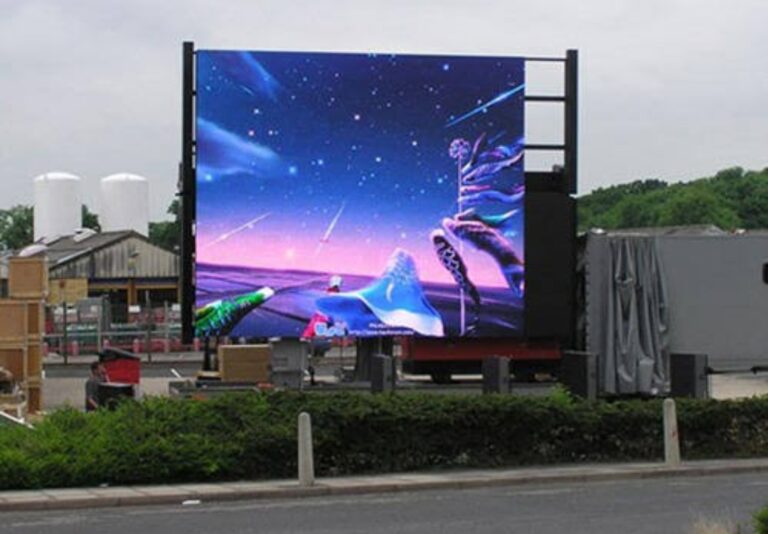What are the advantages of outdoor SMD LED displays compared to DIP LED display?